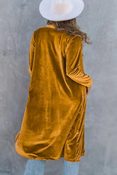 elegante abrigo largo de terciopelo amarillo